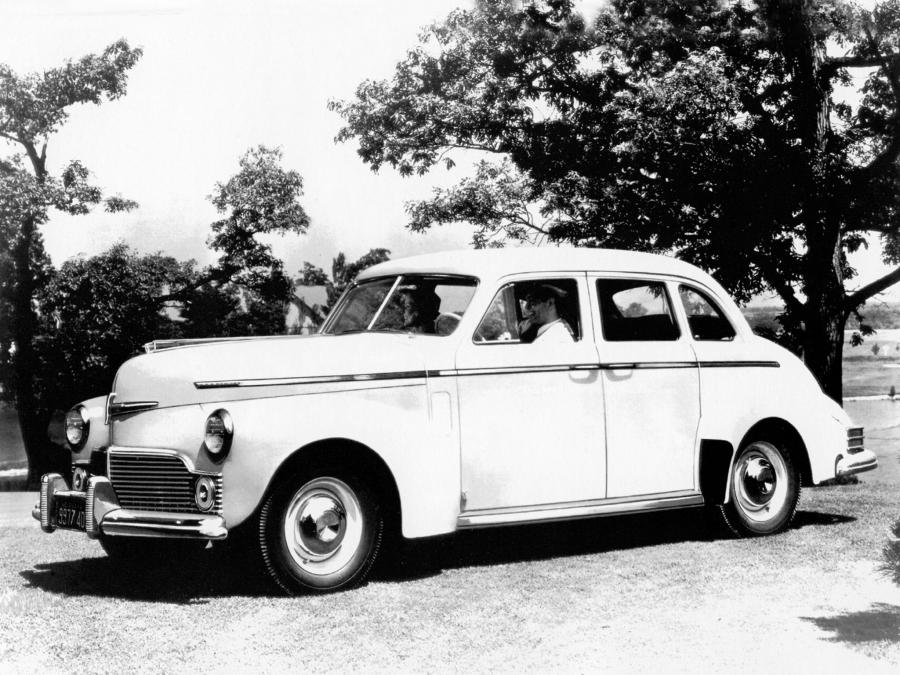  Studebaker Commander Custom Cruising Sedan 1942 года  (фото 1 из 1)